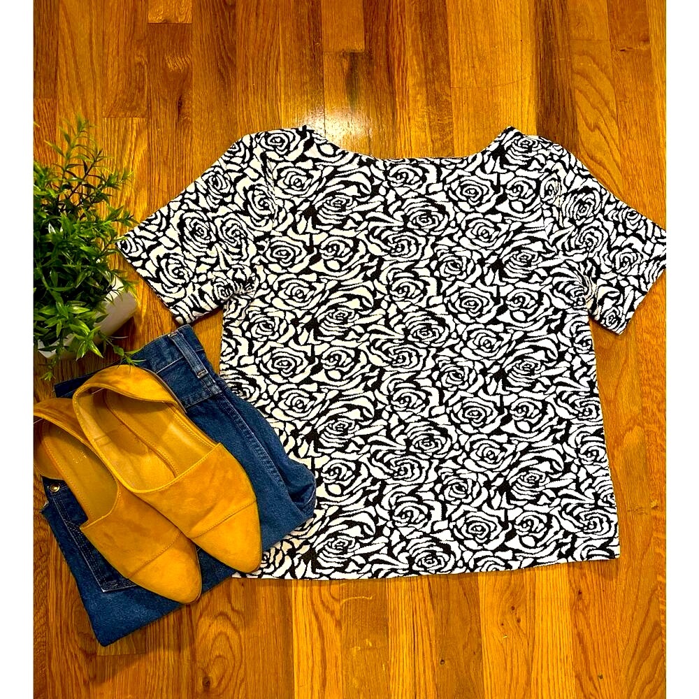 Philosophy Black and White Rose Print Short Sleeve Top